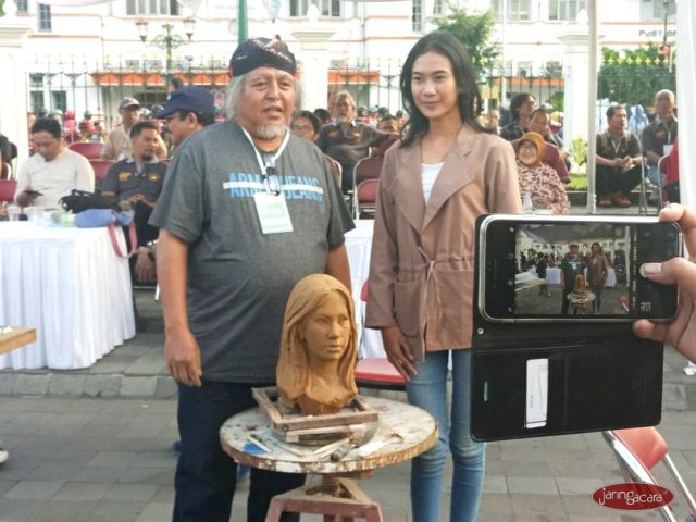 Model dan Seniman di Pembukaan Pameran Patung Jogja Street Sculpture Project 2019