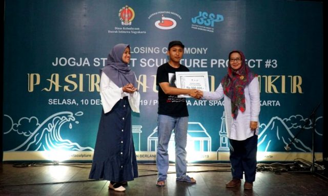 Penyerahan hadiah foto contest oleh Purwiati kepala seksi seni Disbud DIY -Closing Ceremony Pameran Patung JSSP