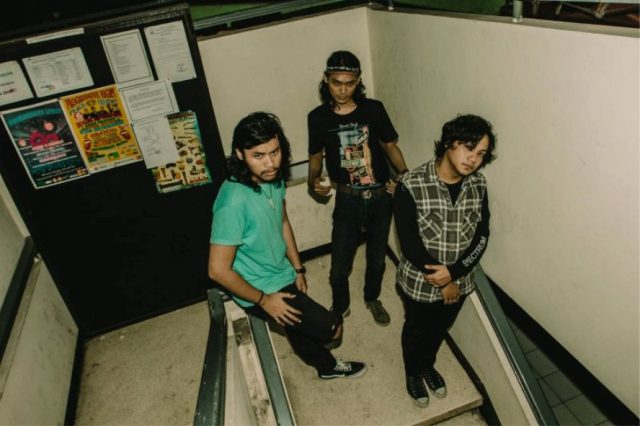 'Electric Bird' Sebagai Trio Garage Rock Surabaya Umumkan Album “Stings You Hard”