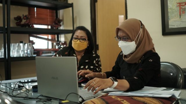 Kepala Dinas Kundha Kabudayan dan Ibu Eny Lestari di Festival Kebudayaan Yogyakarta Tahun 2021 Mereka Rekam