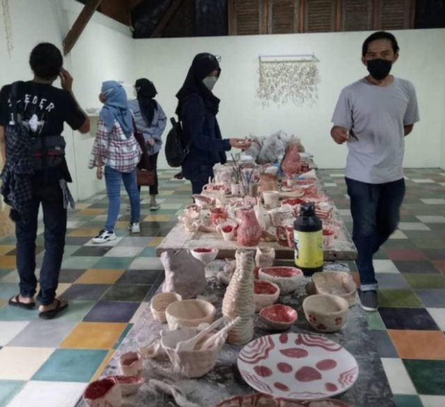 Pameran 'Kepada Tanah' Galeri Lorong